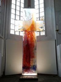 gläsernes Kreuz in einer Kirche